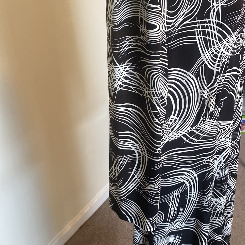 PRE-OWNED WOMEN’S ISADORA COLLECTION, BLACK & WHITE SHEATH DRESS - Picture 7 of 12